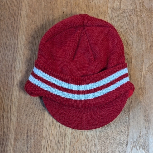 🎉 Vintage Red Knit Beanie Hat with Retro Stripe Vibes 🎉 - Picture 3 of 6